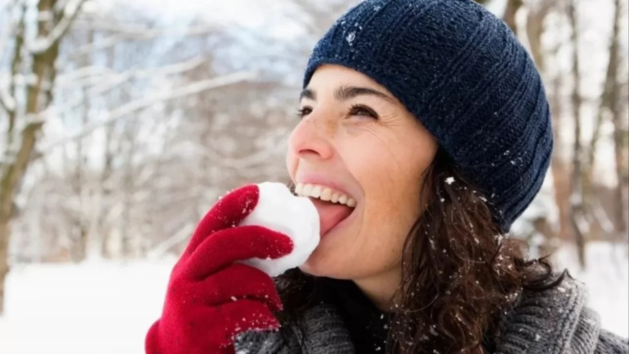 Mujer comiendo nieve.